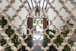 - une vue sur un couloir avec une chambre ornée de plantes dans l'établissement Las Casas de El Arenal, à Séville