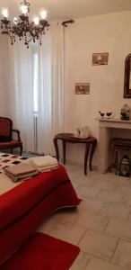 - un salon avec un lit et une cheminée dans l'établissement Casa san salvadore, à Favalello