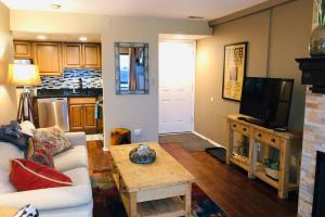 Μια τηλεόραση ή/και κέντρο ψυχαγωγίας στο 1br Park City Condo Close to Everything! +3 φωτογραφίες