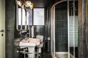 アテネにあるAthens Green Apartmentsの洗面台、トイレ、鏡のあるバスルーム +95枚の写真