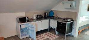 eine Küche mit einer Arbeitsplatte und einer Mikrowelle in der Unterkunft Im Mückenberg 4 in Lahnstein