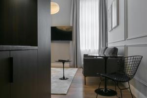 een woonkamer met een tafel en stoelen bij Bumblebee Luxury Apartments in Zagreb