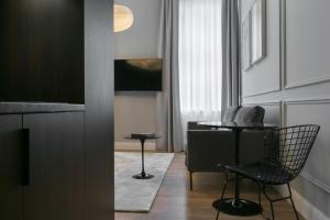 Posedenie v ubytovaní Bumblebee Luxury Apartments
