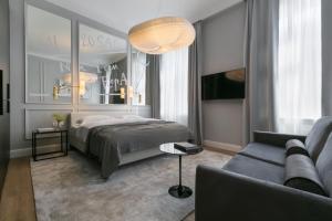 Кровать или кровати в номере Bumblebee Luxury Apartments