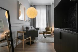 Posedenie v ubytovaní Bumblebee Luxury Apartments