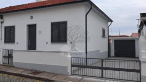une maison blanche avec une fresque murale sur le côté dans l'établissement Oliveira's Dream - Stay Good, Feel Good, à Maia