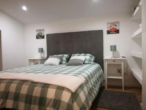 ein Schlafzimmer mit einem großen Bett und zwei Nachttischen in der Unterkunft Quinta Rural - Nossa Sra do Carmo. Teixoso in Teixoso + 40 Fotos