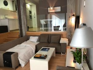 een woonkamer met een bank en een tafel bij Loft Las Arenas Getxo junto puente colgante Bilbao in Getxo