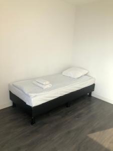ein Bett mit zwei Handtüchern darüber in der Unterkunft White Moon Apartment in Amsterdam