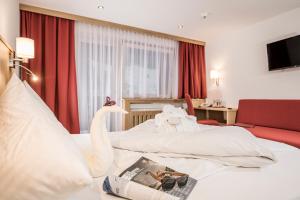 A bed or beds in a room at Hotel Kirchlerhof