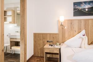 A bed or beds in a room at Hotel Kirchlerhof