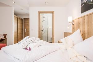 A bed or beds in a room at Hotel Kirchlerhof