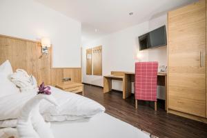 A bed or beds in a room at Hotel Kirchlerhof
