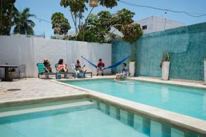Bazén v ubytování Hotel & Suites Arges - Centro Chetumal nebo v jeho okolí