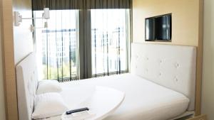 Cama o camas de una habitación en Sound Garden Hotel Airport