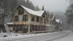 un gran edificio con nieve en la nieve en Königreich Romkerhall en Schulenberg im Oberharz