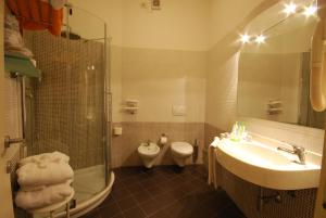 A bathroom at UNAHOTELS Imperial Sport Hotel
