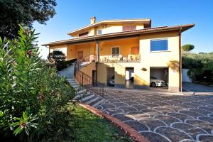 eine Villa mit einer Auffahrt vor einem Haus in der Unterkunft Villa Mary in Fonte Nuova