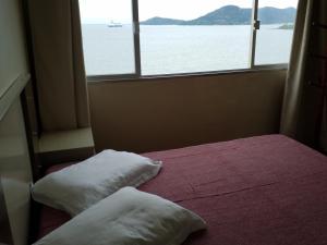 Tempat tidur dalam kamar di Camburiu Apartamento Frente al Mar