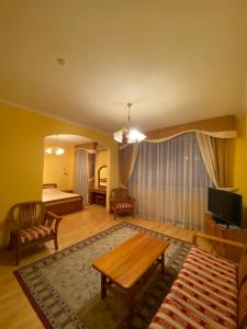 TV a/nebo společenská místnost v ubytování Hotel Obolon