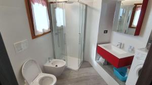 赫拉弗多纳Apartment Panorama的带淋浴、马桶和水槽的浴室 更多18张照片