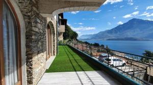 赫拉弗多纳Apartment Panorama的可以看到水景的建筑物阳台