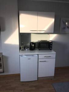 デュッセルドルフにあるLe Casa de Jeuneの白いキッチン(電子レンジ、冷蔵庫付) +8枚の写真