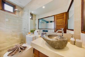 A bathroom at Hacienda Fisherman's Village Koh Samui