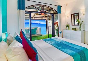 A bed or beds in a room at Hacienda Fisherman's Village Koh Samui