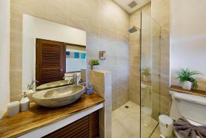 A bathroom at Hacienda Fisherman's Village Koh Samui