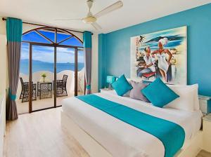 A bed or beds in a room at Hacienda Fisherman's Village Koh Samui