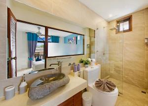 A bathroom at Hacienda Fisherman's Village Koh Samui