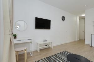 Televízia a/alebo spoločenská miestnosť v ubytovaní Idassa bridge apartments