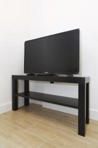 Televízia a/alebo spoločenská miestnosť v ubytovaní Idassa bridge apartments