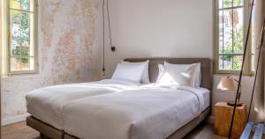 Een bed of bedden in een kamer bij Ruby