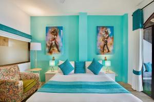 een blauwe slaapkamer met een bed en een bank bij Hacienda Fisherman's Village Koh Samui in Bophut 
