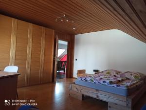 una camera con letto e soffitto in legno di Günther´s Ferienwohnung a Pegnitz
