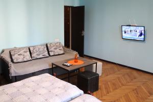 sala de estar con sofá y mesa en Comfortable Apartment close to Central Park en Tskaltubo