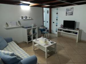 Televízia a/alebo spoločenská miestnosť v ubytovaní Holiday House Piccirillo