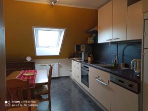 una piccola cucina con tavolo e finestra di Günther´s Ferienwohnung a Pegnitz