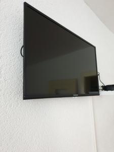 uma televisão de ecrã plano pendurada numa parede em KM Apartment em Triberg