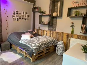 a bedroom with a bed in a room at Le nid de cigognes in Menchhoffen