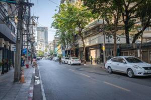 a street with cars parked on the side of the road at P3 Silom Large 2beds full kitchen WIFI 4-6pax in Bangkok