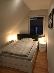 Schlafzimmer mit einem großen Bett und einem Fenster in der Unterkunft Le Casa de Jeune in Düsseldorf
