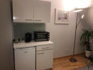 a kitchen with a microwave on top of a counter at Le Casa de Jeune in Düsseldorf