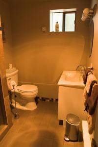 y baño con aseo y lavamanos. en Inlet Beach House B&B, en North Saanich