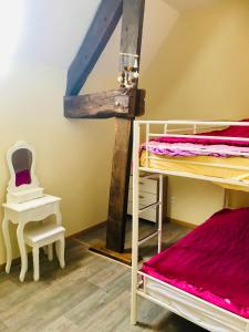Tempat tidur dalam kamar di Gite de Jade, Mont Saint Michel