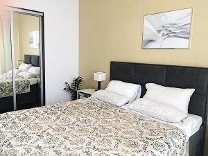 1 dormitorio con 1 cama grande y espejo en 100 sqm Luxury Apartment Wilanów, en Varsovia