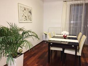 a dining room with a black and white table and chairs at 100 sqm Luxury Apartment Wilanów in Warsaw