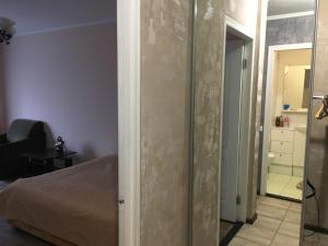 een slaapkamer met een bed en een deur naar een badkamer bij Apartment on the Obolon in Kiev